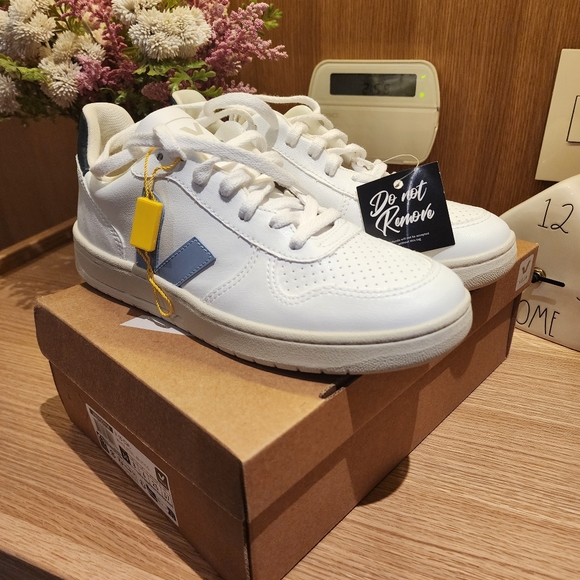 Veja Shoes - SOLD - NWT Size 39 Veja 10 CWL Sneaker